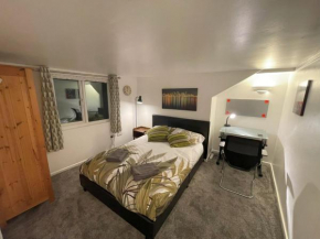 2 Bed 1st Floor Flat near Centre